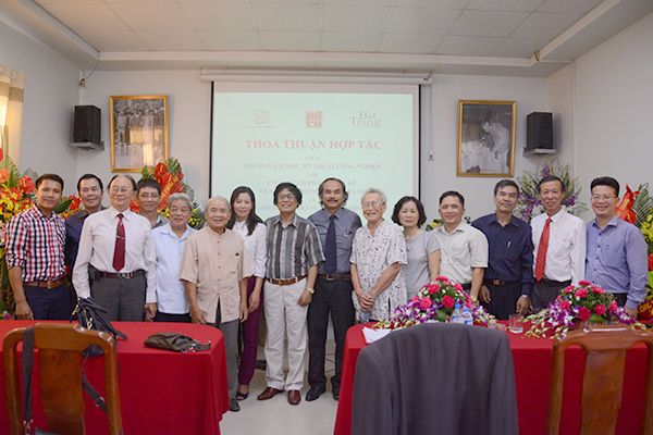 Lễ ký thỏa thuận hợp tác giữa Trường ĐHMTCN với Công Ty CPTK và SX gốm sứ Bát Tràng và Hội gốm sứ Bát Tràng.